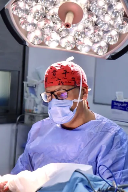 Portrait professionnel de chirurgien au bloc opératoire, calot et masque chirurgical