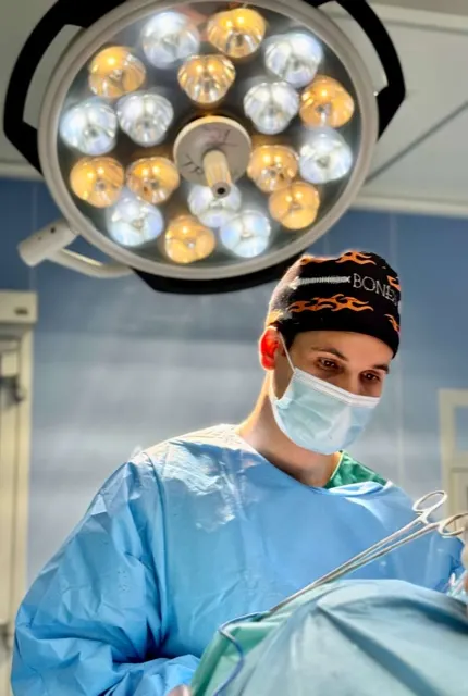Portrait de chirurgien sous le scialytique, shooting professionnel en clinique