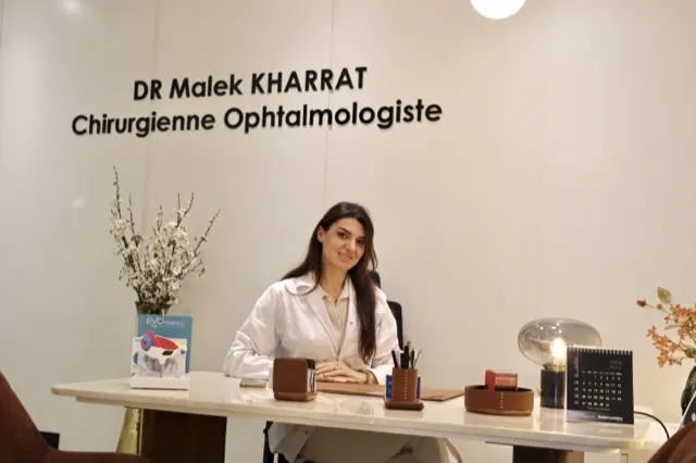 Portrait professionnel d'une chirurgienne ophtalmologiste à l'accueil de son cabinet