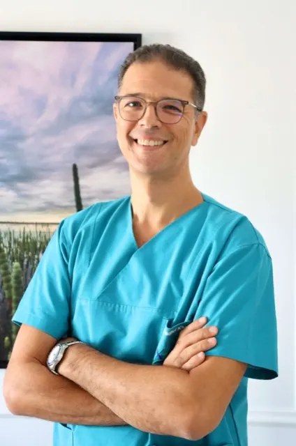 Portrait professionnel de médecin en tenue médicale, photo pour site web et fiche Google