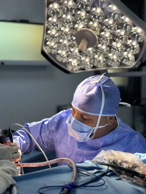 Intervention chirurgicale vue de face, shooting au bloc opératoire en clinique