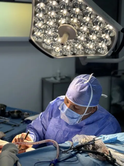 Séquence opératoire photographiée au bloc, contenu pour communication médicale