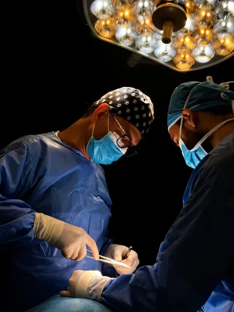 Deux chirurgiens face à face pendant une opération, photographie de bloc