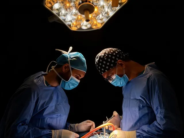 Deux chirurgiens sous le scialytique, photographie chirurgicale en Tunisie